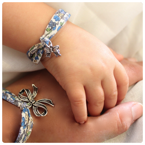 Bracelets duo maman bébé, bracelet liberty bleu et noeud métal, parfait cadeau de naissance